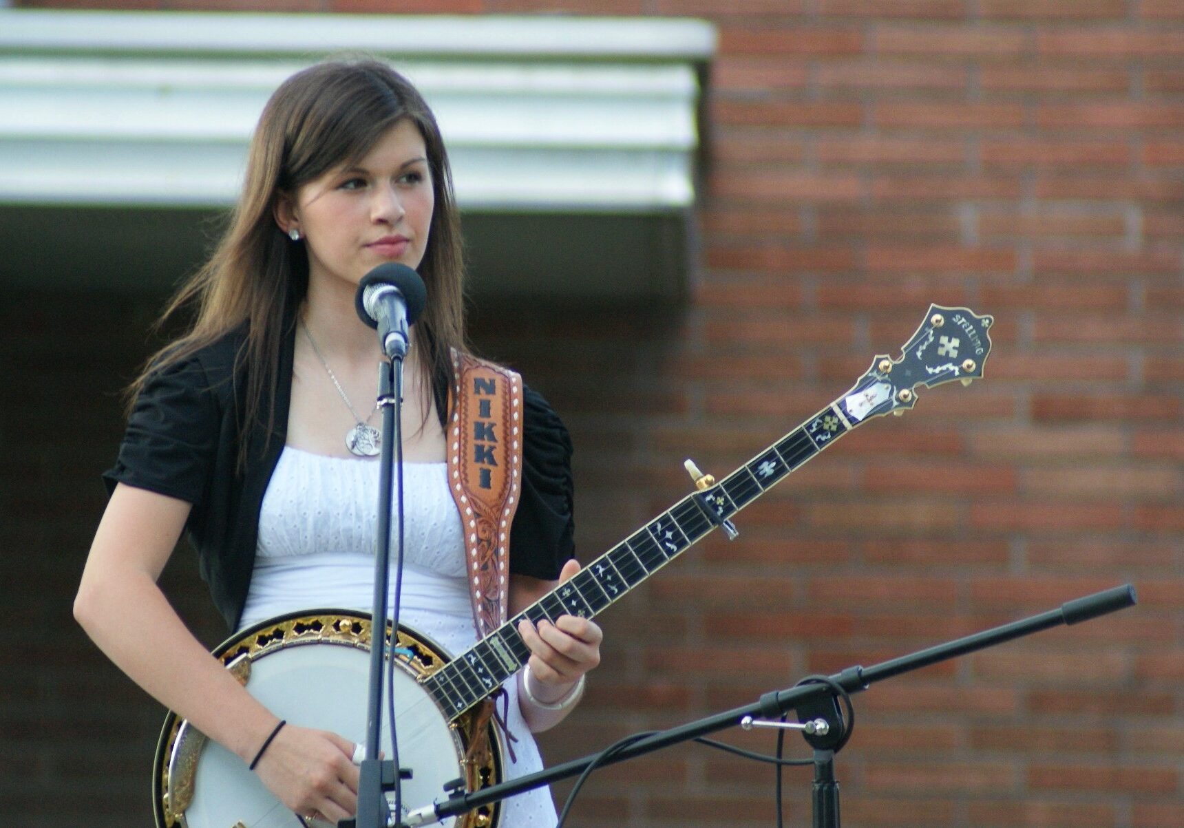 Nikki playing banjo in her band called the Pickin Chicks